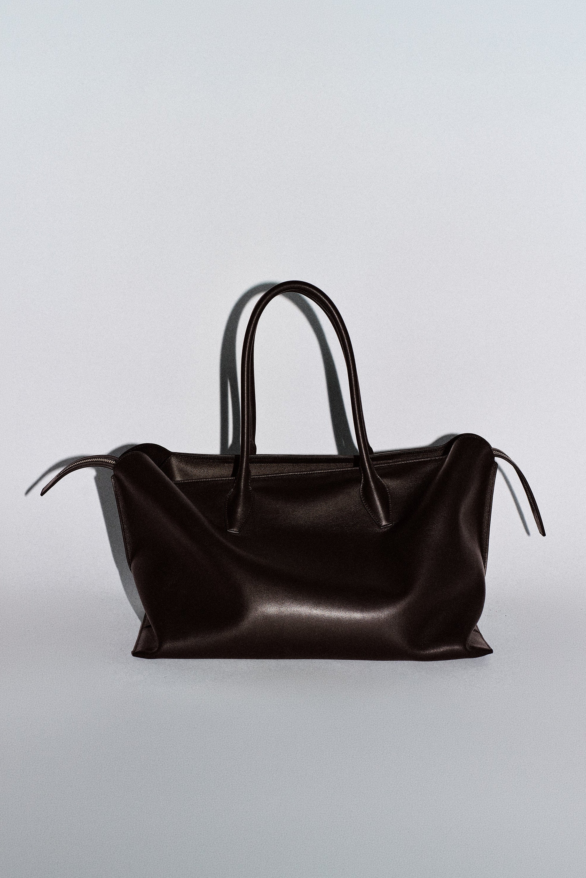 Puddle Maxi Leather Tote – California Arts