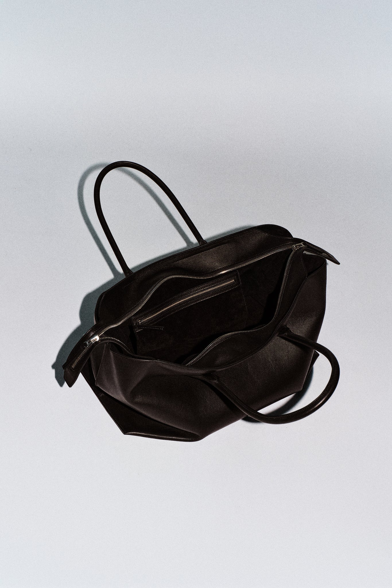 Puddle Maxi Leather Tote – California Arts